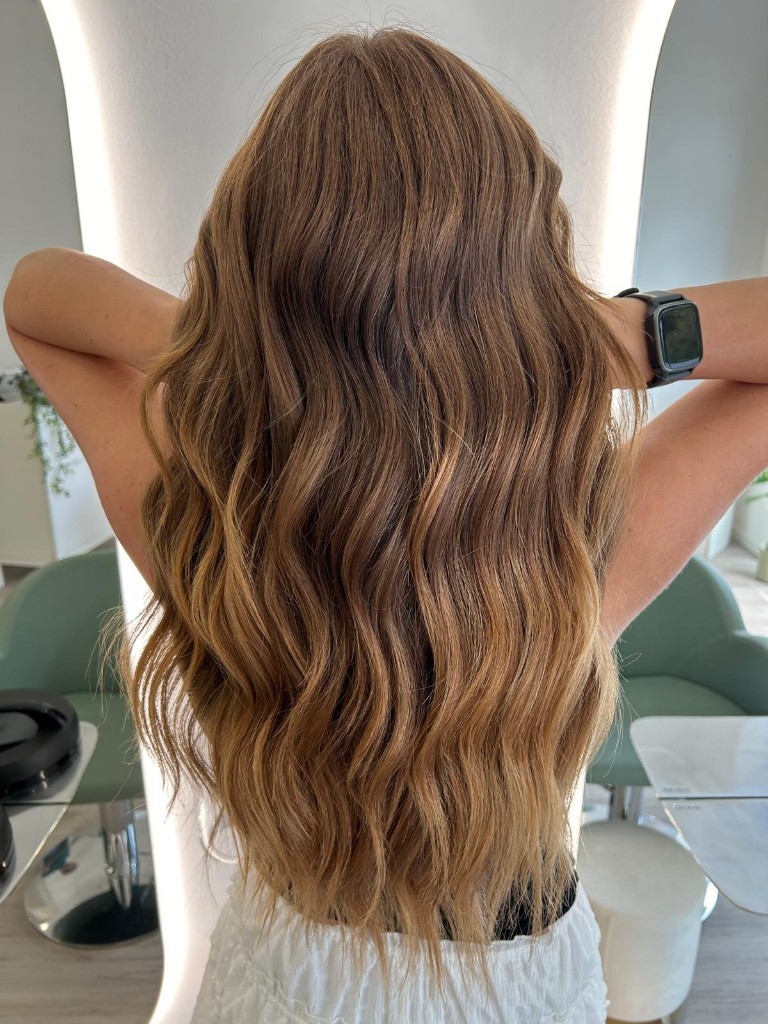 Onde bionde con highlights in salone