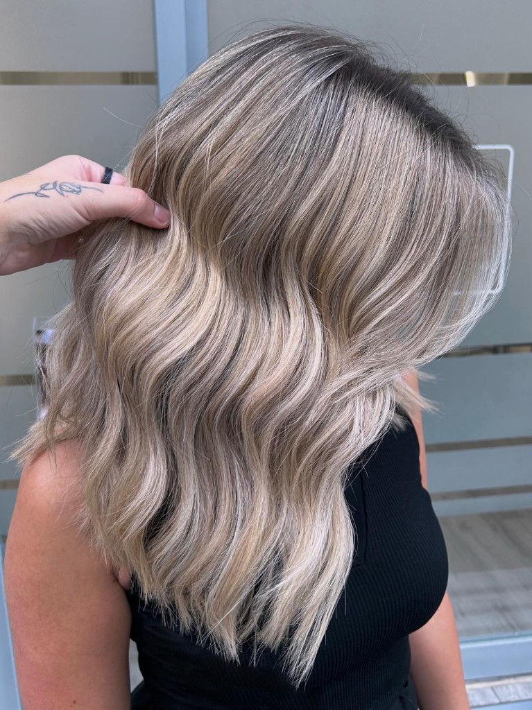 Balayage biondo davanti al salone